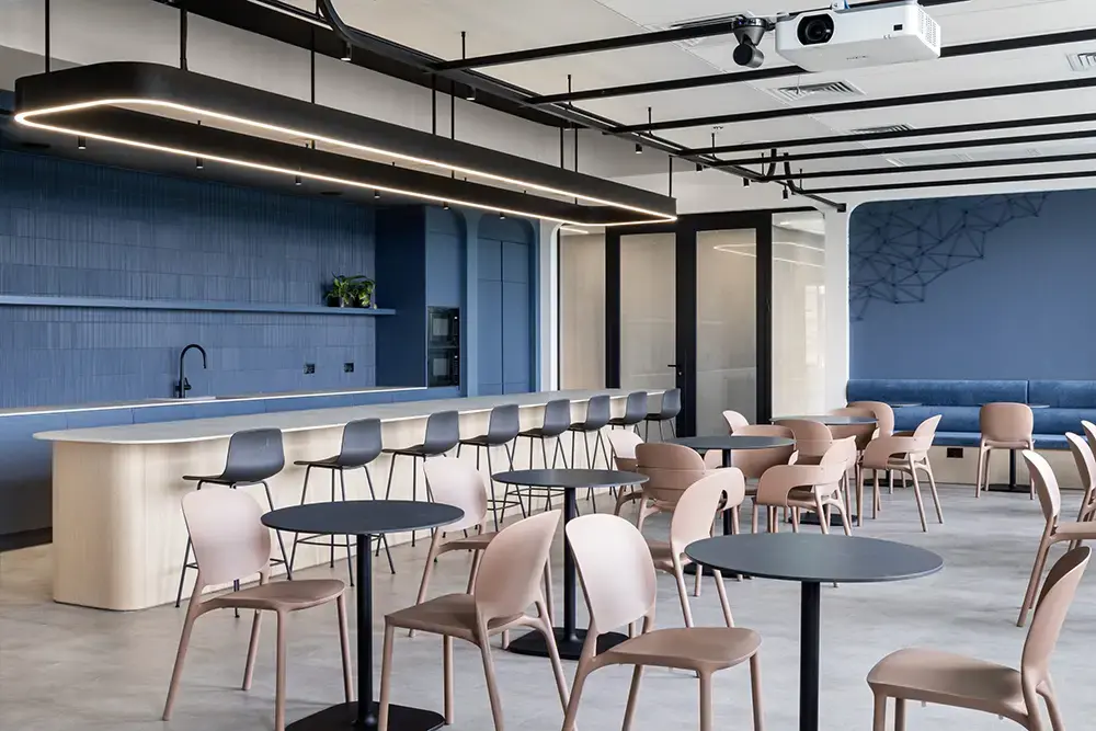 以色列現代辦公室：當代空間美學與防眩舒適照明的完美融合